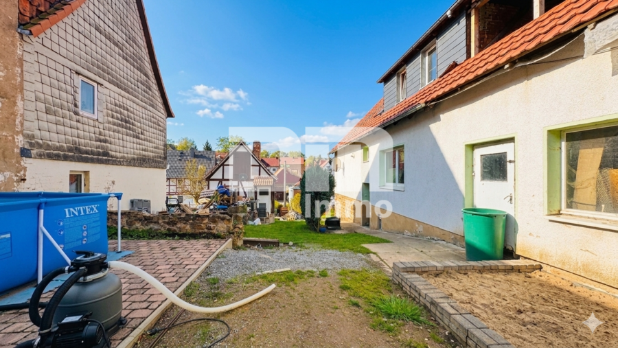 Charmanter Wohntraum mit Tradition und Moderne auf großem Grundstück - Innenhof